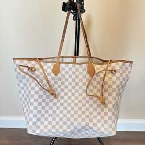 Has wear in the leather and handles along with stains in the inside.